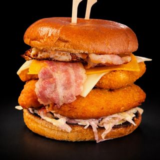 Crispy King Burger – 625 g.MENIU(vine cu cartofi sos și suc )