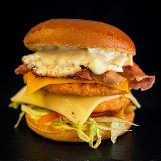 Supreme Double Chicken Tower 675g.MENIU(vine cu cartofi sos și suc )