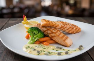 Somon File cu legume la aburi și sos de capere