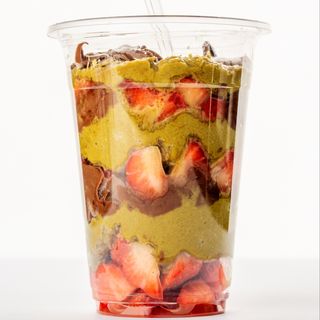 Pahar Dubai (căpșuni, fistic, nocciola Callebaut și kataif)