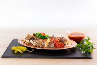Iskender kebap la farfurie, de pui