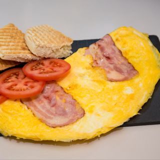 Omletă cu bacon și caşcaval