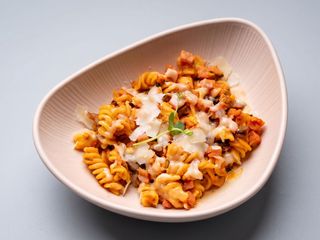 Fusilli cu sunca de porc, ciuperci si sos napoli