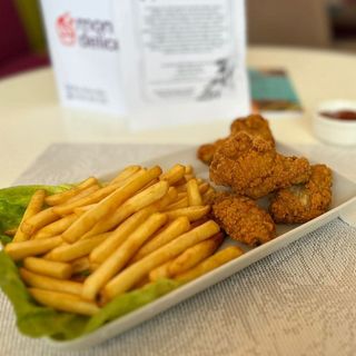 Aripioare de pui si cartofi pai