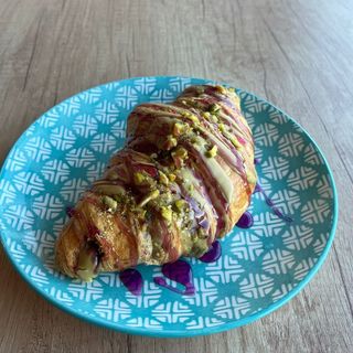 Croissant cu fistic si zmeura