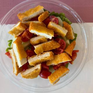 Salata cu snietel de pui