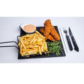 Crispy strips, cartofi prăjiți, sos rossa