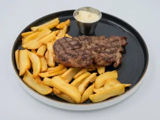 Ceafă de porc cu cartofi prăjiți