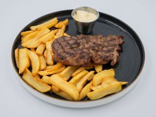 Ceafă de porc cu cartofi prăjiți