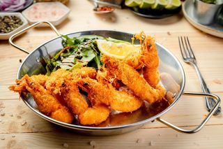Creveți Crispy Panko pe pat de cartofi