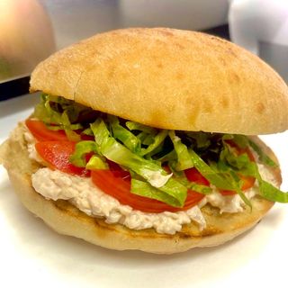 Sandwich de pui cu coleslaw