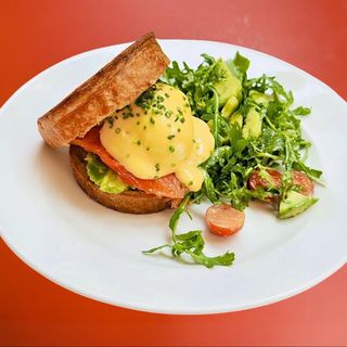 New York Roll smashed avo și Benedict