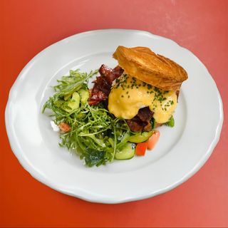New York roll Benedict bacon