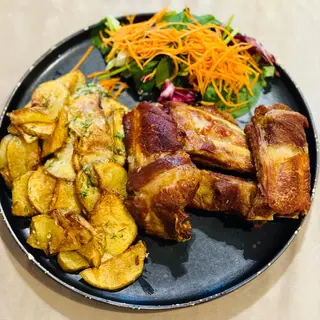 Coaste de porc prăjite cu cartofi, usturoi și mărar