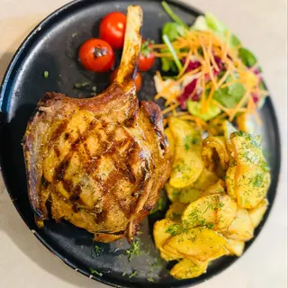 Tomahawk de porc cu cartofi in coaja cu usturoi și marar700g