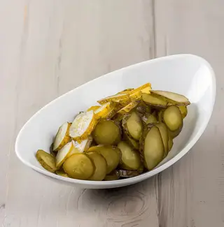Salată de castraveți murați