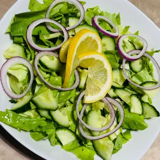 Salată verde, castraveți, ceapă, lămâie