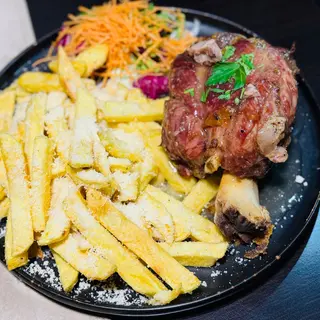 Stinco de porc cu cartofi pai cu parmezan si usturoi
