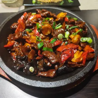 VITĂ CU LEGUME PE PLITĂ ÎNCINSĂ