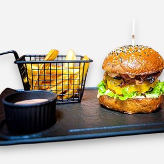 Burger cu bacon si ardei copt