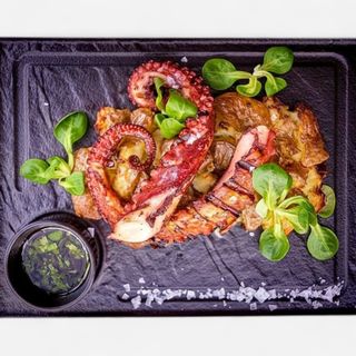 Tentacule de caracatita cu cartofi aurii