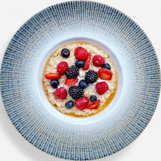 Porridge cu miere si fructe proaspete
