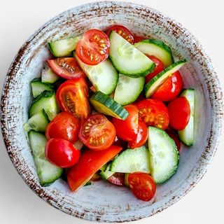 Salata de rosii cu castraveti