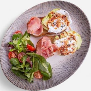 Toast cu prosciutto crudo