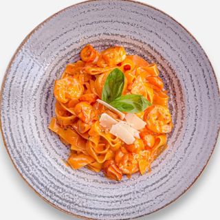 Fettucine cu creveti si sos Toscana