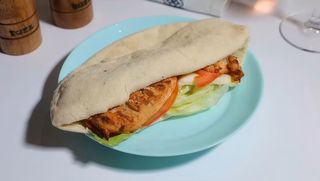 Sandwich cu pui crispy