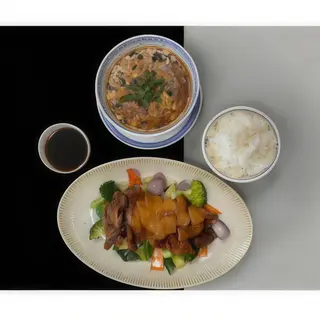 Legume sotate cu rață crocantă香酥鸭