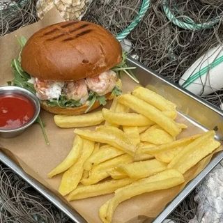 Burger cu creveți tigru, rucola și sos de busuioc