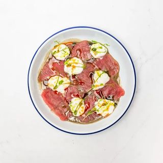 Carpaccio de ton roșu cu sos de trufe și anșoa, brânza Stracciatella