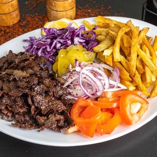 Shaorma la farfurie mix vita-pui, cu cartofi prăjiți și 2 sosuri la alegere (75 ml)