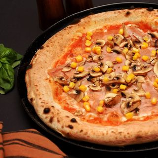 Prosciutto Funghi cu porumb