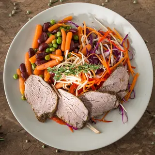 Muschiulet de porc cu salata rainbow