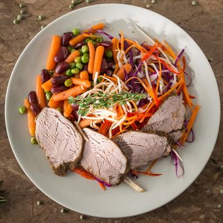 Muschiulet de porc cu salata rainbow