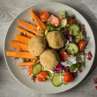 Chiftele de Naut cu Cartofi Dulci si Mini Salata