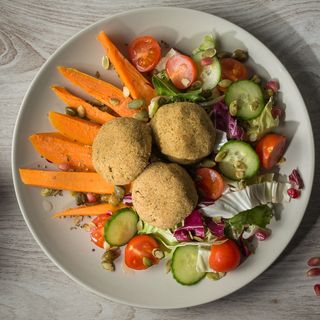 Chiftele de Naut cu Cartofi Dulci si Mini Salata