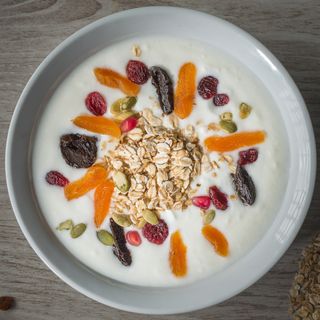 Ovaz cu iaurt si fructe uscate