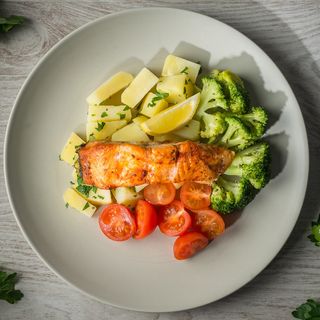 Somon cu cartofi și broccol