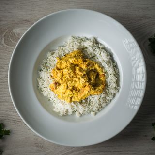 Curry de pui cu lapte de cocos, ghimbir si orez