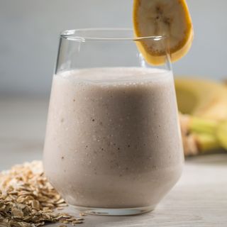 Smoothie cu ovaz, banana si lapte de migdale