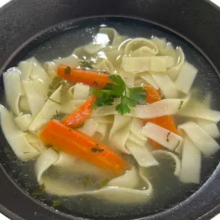Supă de pasăre cu tăiței de casă