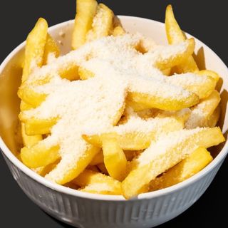 Cartofi prăjiți proaspeți cu parmezan şi usturoi