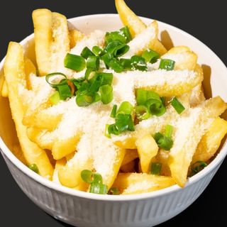 Cartofi prăjiți proaspeți cu parmezan şi ceapă verde