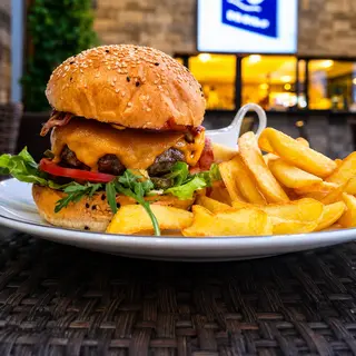 Burger de vită Wagyu cu cartofi Deepers şi sos Samurai