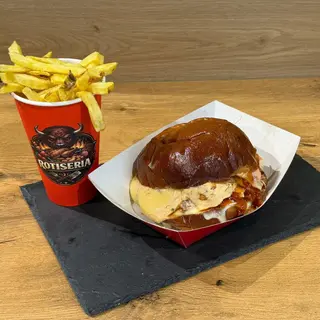 Meniu Sandwich Pulled Chicken + Cartofi prajiti