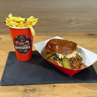 Meniu Sandwich Pulled Pork + Cartofi prajiti