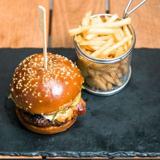 Burger de vita cu cartofi prajiti